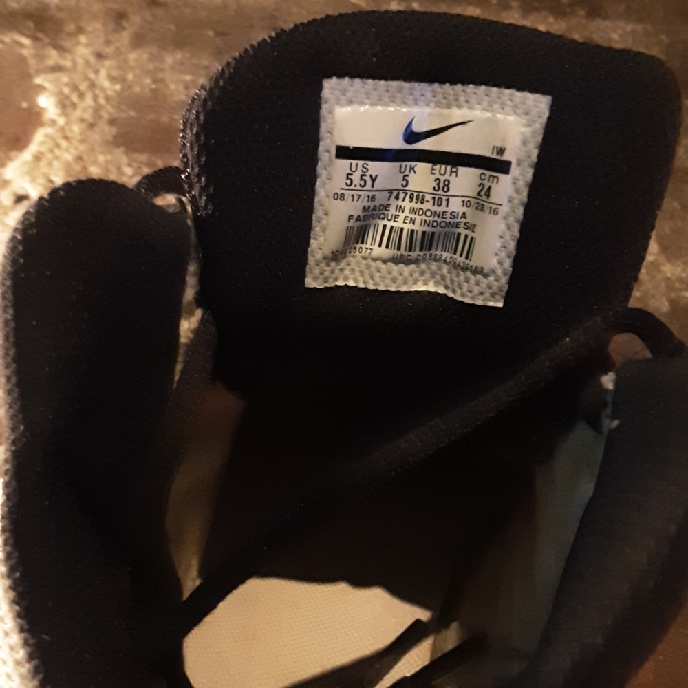 Nike - Picture 3 of 4